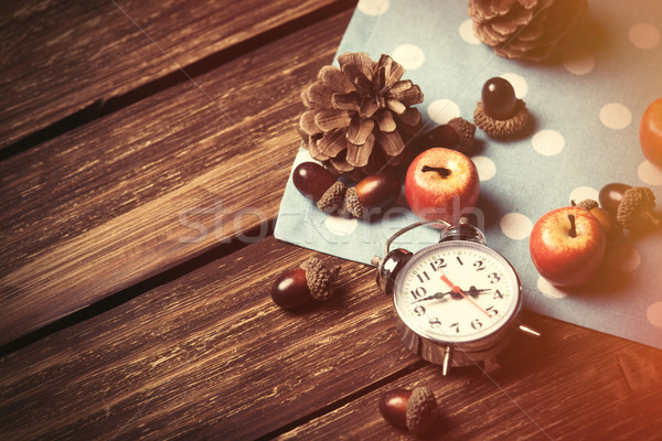 Wecker Kiefer Holztisch Uhr Obst Kunst Stock foto © Massonforstock