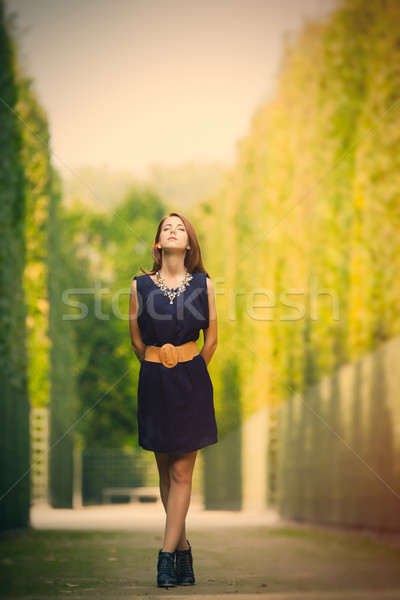 Belle jeune femme permanent parc plein [[stock_photo]] © Massonforstock