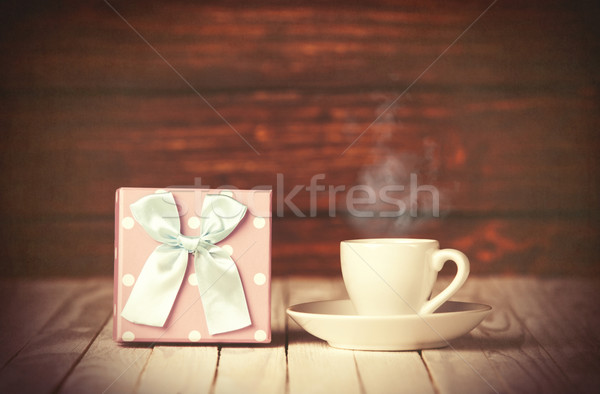 Tasse Kaffee Geschenkbox Holztisch Holz Licht Stock foto © Massonforstock