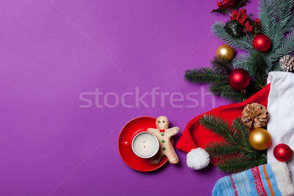 Gingerbread man ceaşcă cafea Crăciun Cadouri violet Imagine de stoc © Massonforstock
