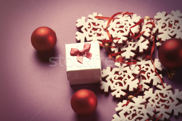 Kar tanesi oyuncaklar hediye mor arka plan sunmak Stok fotoğraf © Massonforstock