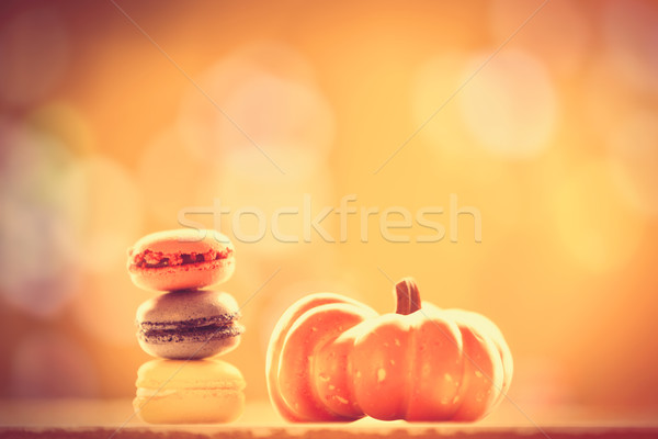 Macarons dovleac galben toamnă fundal portocaliu Imagine de stoc © Massonforstock