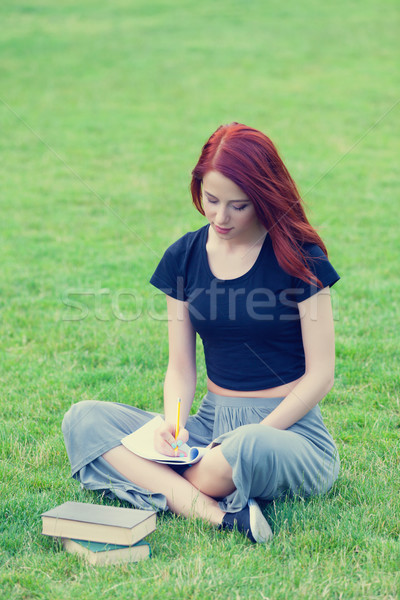 年輕的女孩 獨立 風格 衣服 筆記本 綠草 商業照片 © Massonforstock