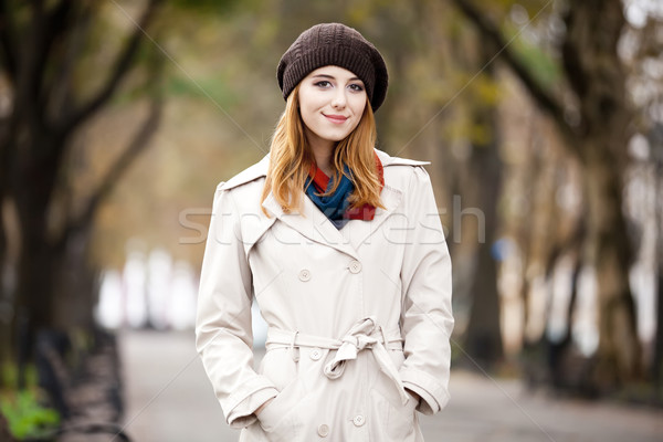 Schöne Mädchen Straße Frau Mädchen Baum Schönheit Stock foto © Massonforstock