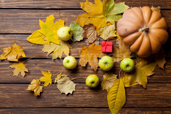 Foto d'archivio: Zucca · regalo · mele · tavolo · in · legno · natura · arancione