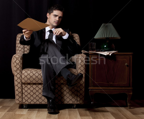 男子 文件 坐在 復古 扶手椅 眼睛 商業照片 © Massonforstock