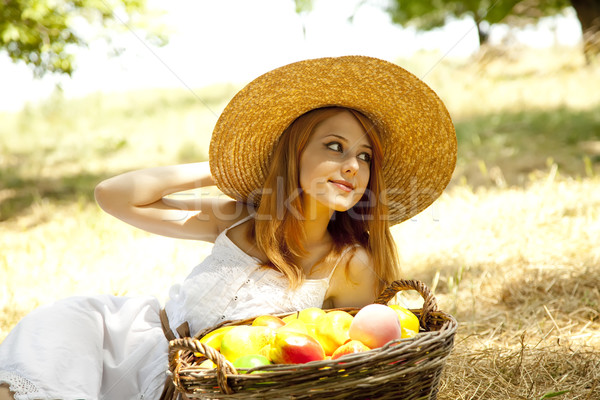 Foto stock: Hermosa · nina · frutas · cesta · jardín