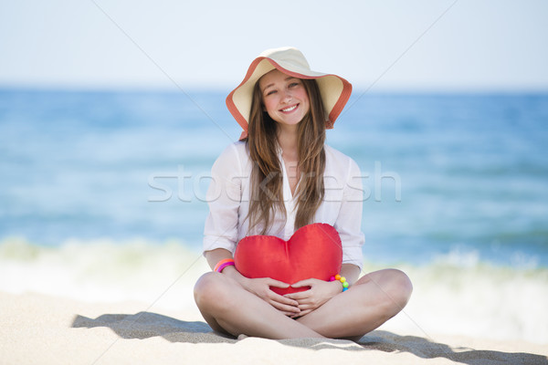 Foto stock: Primer · plano · bastante · jóvenes · mujer · sonriente · juguete · corazón