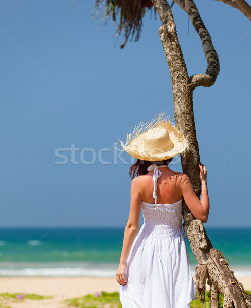 Nő óceán fiatal nő kalap fehér ruha hátulnézet Stock fotó © Massonforstock
