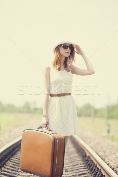 Stock foto: Jungen · Mode · Mädchen · Koffer · Eisenbahnen · Lächeln