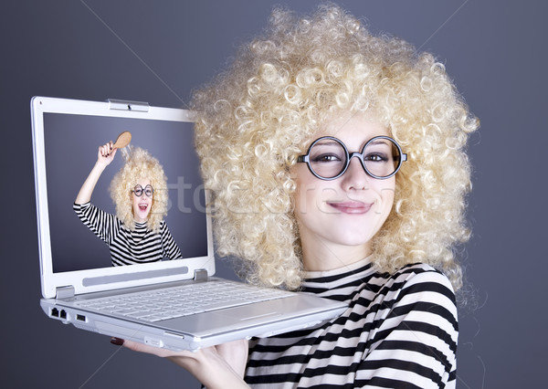 ストックフォト: 肖像 · 面白い · 少女 · ブロンド · かつら · ノートパソコン