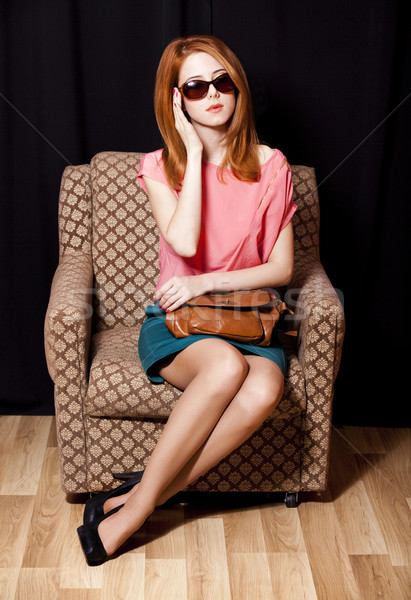 Fată fotoliu '70 mână modă Imagine de stoc © Massonforstock