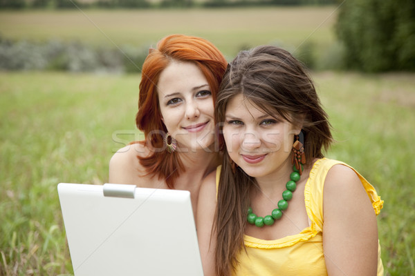 Stock foto: Zwei · schönen · Mädchen · Notebook · Computer · Mädchen