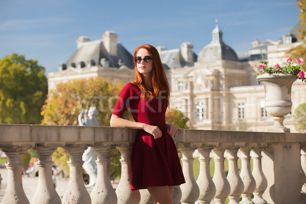 Belo mulher jovem caminhada parque mansão Paris Foto stock © Massonforstock