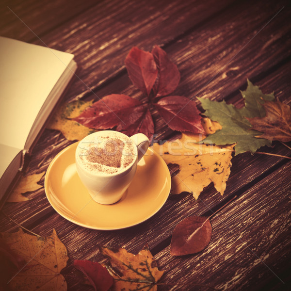 Toamnă Carte Cească De Cafea Masa De Lemn Inimă Lumina Imagine De Stoc C Volodymyr Nikulin Massonforstock 6866352 Stockfresh