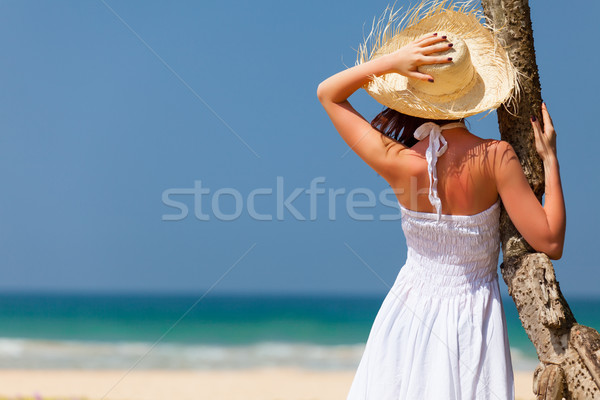 Femme océan jeune femme chapeau robe blanche vue arrière [[stock_photo]] © Massonforstock