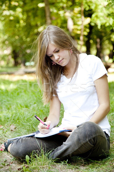 [[stock_photo]]: Fille · devoirs · parc · arbre · herbe