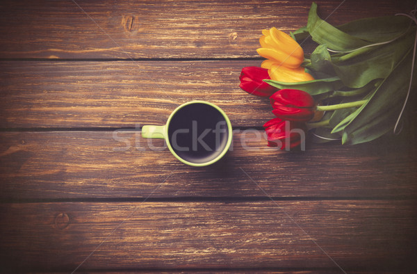 Copo café tulipas mesa de madeira foto velho Foto stock © Massonforstock