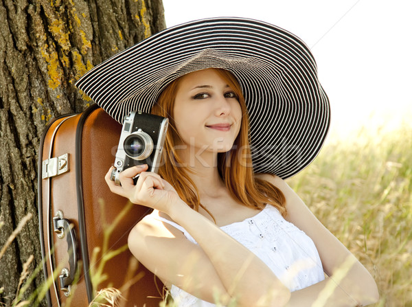 Stock foto: Rotschopf · Mädchen · Sitzung · Baum · Gras