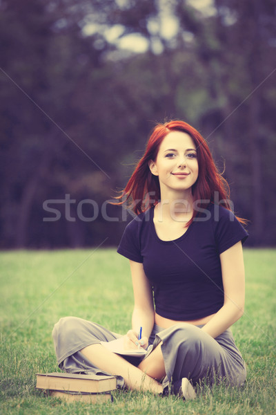 年輕的女孩 獨立 風格 衣服 筆記本 綠草 商業照片 © Massonforstock