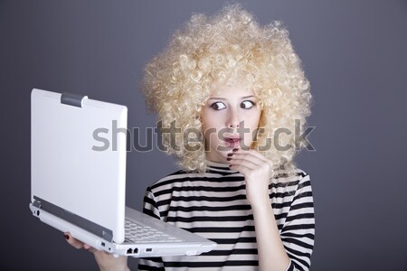 Foto stock: Retrato · engraçado · menina · peruca · laptop