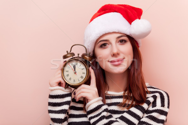 ストックフォト: 女性 · 目覚まし時計 · 肖像 · 小さな · 赤毛 · サンタクロース