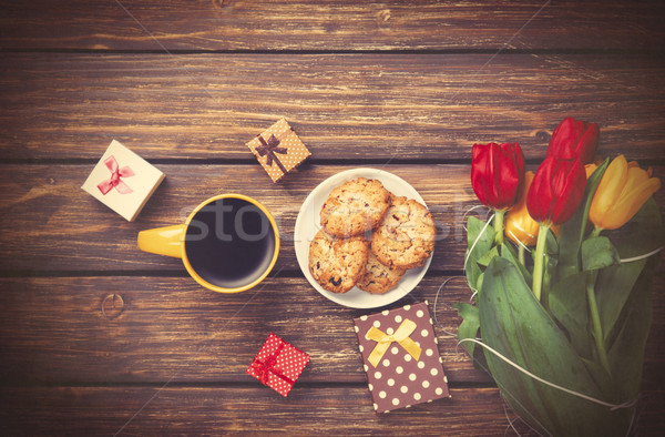 Copo café bolinhos presentes tulipas mesa de madeira Foto stock © Massonforstock
