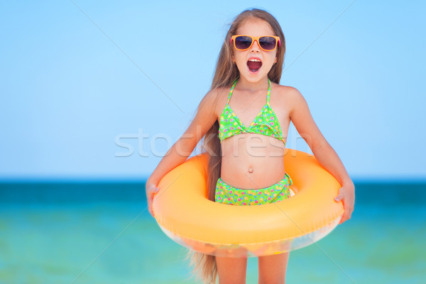 Foto stock: Nino · gafas · de · sol · inflable · anillo · playa · agua