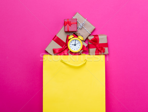 Sevimli hediyeler serin çalar saat alışveriş çantası dizüstü bilgisayar Stok fotoğraf © Massonforstock