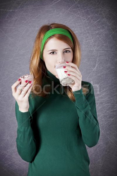 Zdjęcia stock: Amerykański · dziewczyna · mleka · ciasto · Fotografia