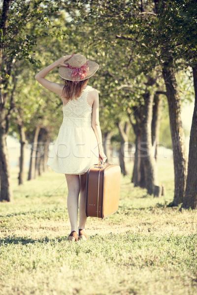 Fată valiză copaci alee primăvară Imagine de stoc © Massonforstock