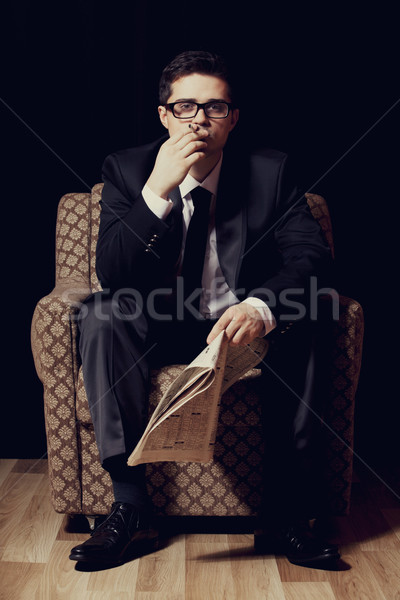 男子 香煙 報紙 坐在 復古 扶手椅 商業照片 © Massonforstock
