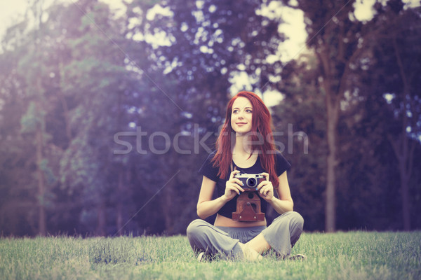 年輕的女孩 獨立 風格 衣服 復古 相機 商業照片 © Massonforstock
