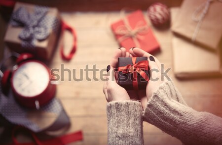 Hände Verpackung Geschenk schöne Frau cute wunderbar Stock foto © Massonforstock