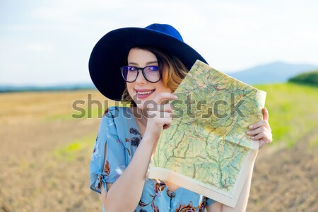 Belle jeune femme marche louvre Paris design [[stock_photo]] © Massonforstock