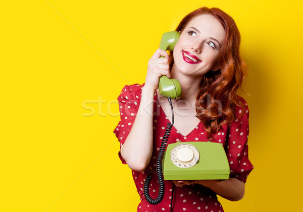 Fată rochie rosie verde forma telefon zâmbitor Imagine de stoc © Massonforstock