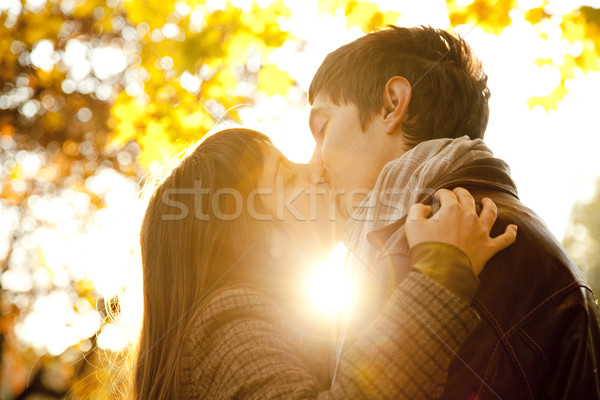 Cuplu sărutat parc apus lemn peisaj Imagine de stoc © Massonforstock