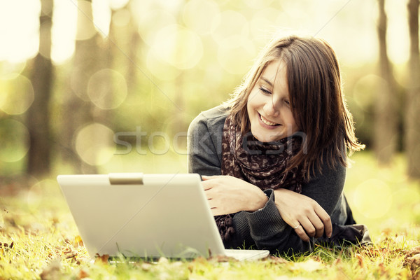 Frumuseţe fată laptop în aer liber copac frunze Imagine de stoc © Massonforstock