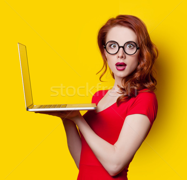 Fată laptop uimit rochie rosie galben Imagine de stoc © Massonforstock