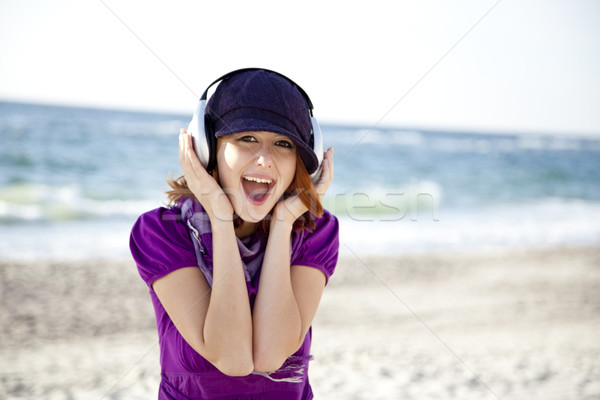 Portret meisje hoofdtelefoon strand cap vrouw Stockfoto © Massonforstock