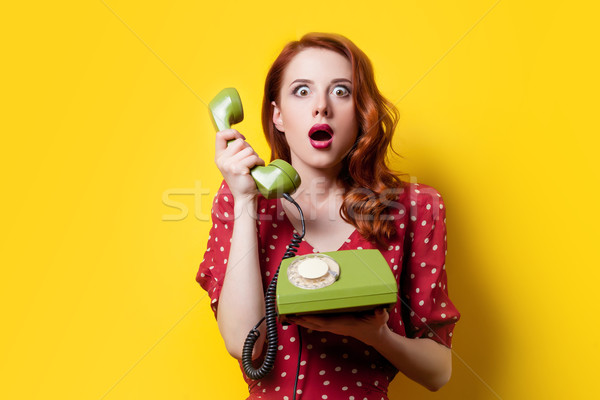 Kız kırmızı elbise yeşil kadran telefon şaşırmış Stok fotoğraf © Massonforstock