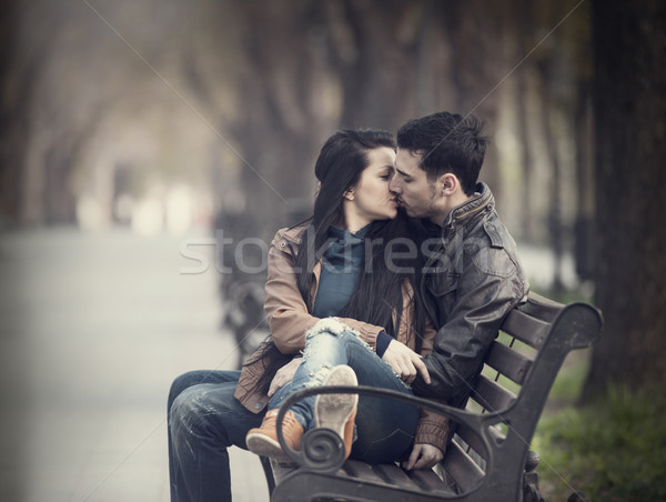 Pareja besar banco callejón amor ciudad Foto stock © Massonforstock