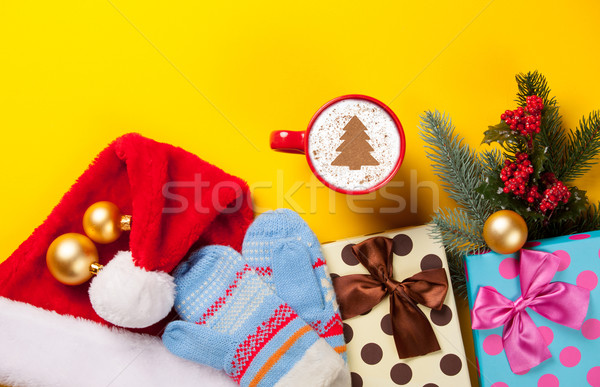 Cappuccino Geschenke Tasse Weihnachtsbaum Form gelb Stock foto © Massonforstock