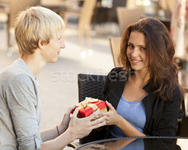 Jonge man geschenk jong meisje cafe liefde paar Stockfoto © Massonforstock