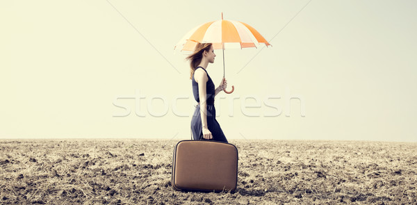 [[stock_photo]]: Fille · parapluie · valise · venteux · herbe