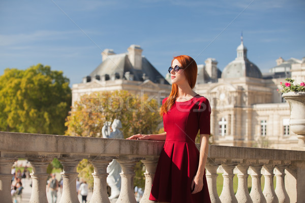 [[stock_photo]]: Belle · jeune · femme · marche · parc · manoir · Paris