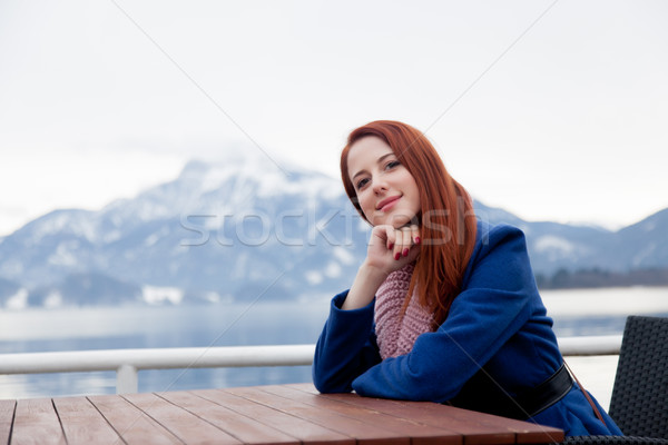 Mooie jonge vrouw vergadering tabel bergen vrouw Stockfoto © Massonforstock