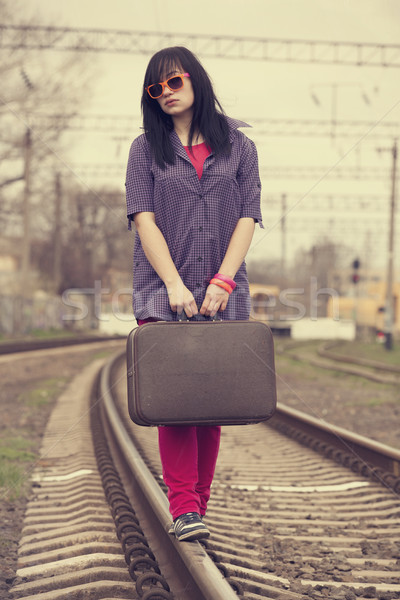 Foto d'archivio: Giovani · moda · ragazza · valigia · sorriso