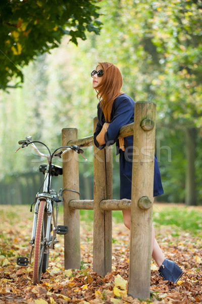 Belle jeune femme permanent bois clôture vélo [[stock_photo]] © Massonforstock