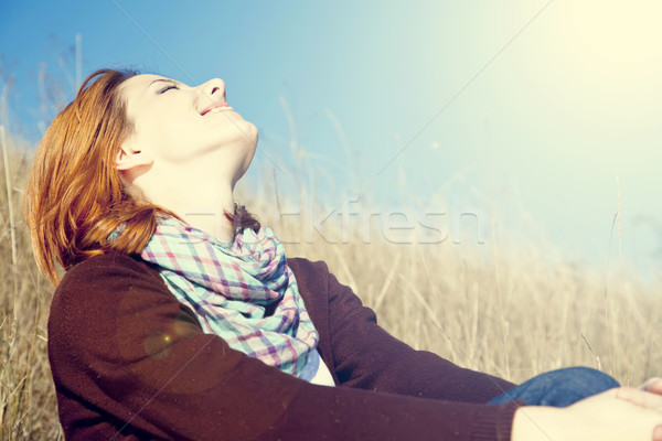 Portret fericit fată toamnă iarbă femei Imagine de stoc © Massonforstock